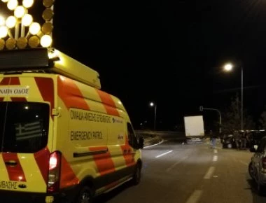 Σφοδρό τροχαίο με εγκλωβισμό οδηγού στο ύψος της Βαρυμπόμπης - Μποτιλιάρισμα στην Ε.Ο.